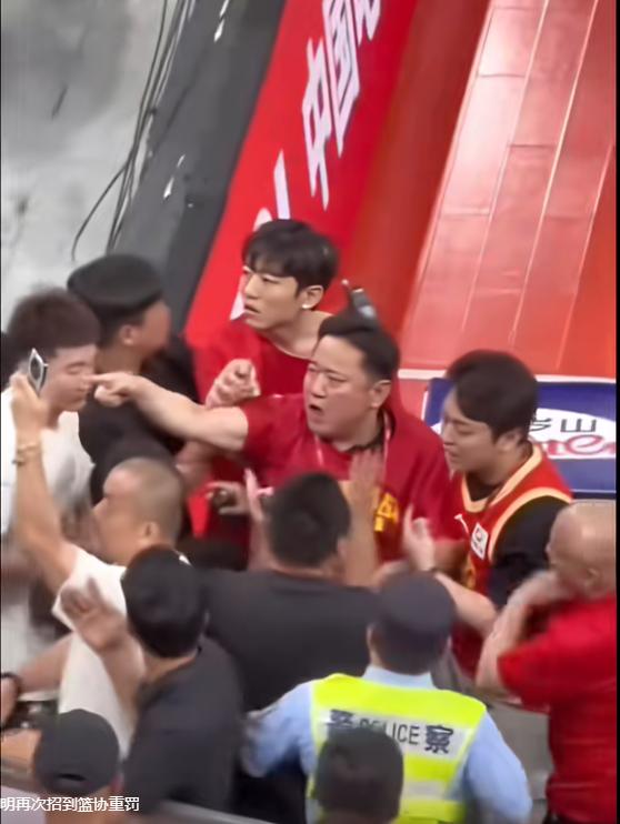 队报：巴黎卖拉莫斯和李刚仁收入破亿，将签阿克利乌舍和迪奥曼德