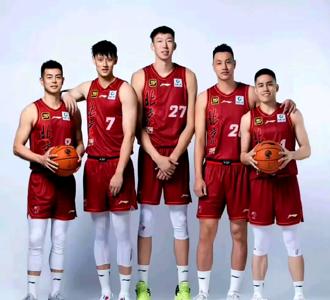 痛失好局,瑞士主帅雅金在球队被卡塔尔绝平后怒摔水瓶