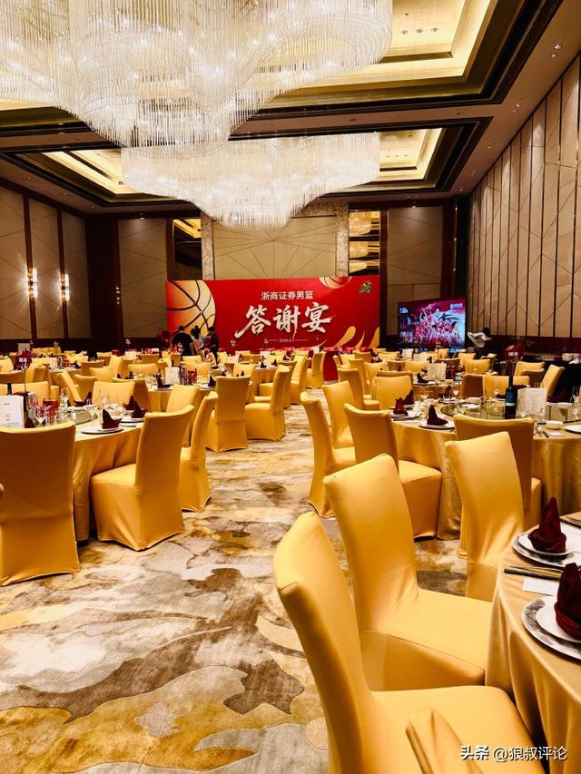 饿了?拉门斯被拍到在比利时替补席啃苹果