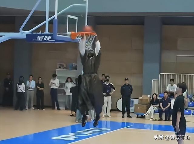 熊猫体育-名记提议火箭交易得到浓眉