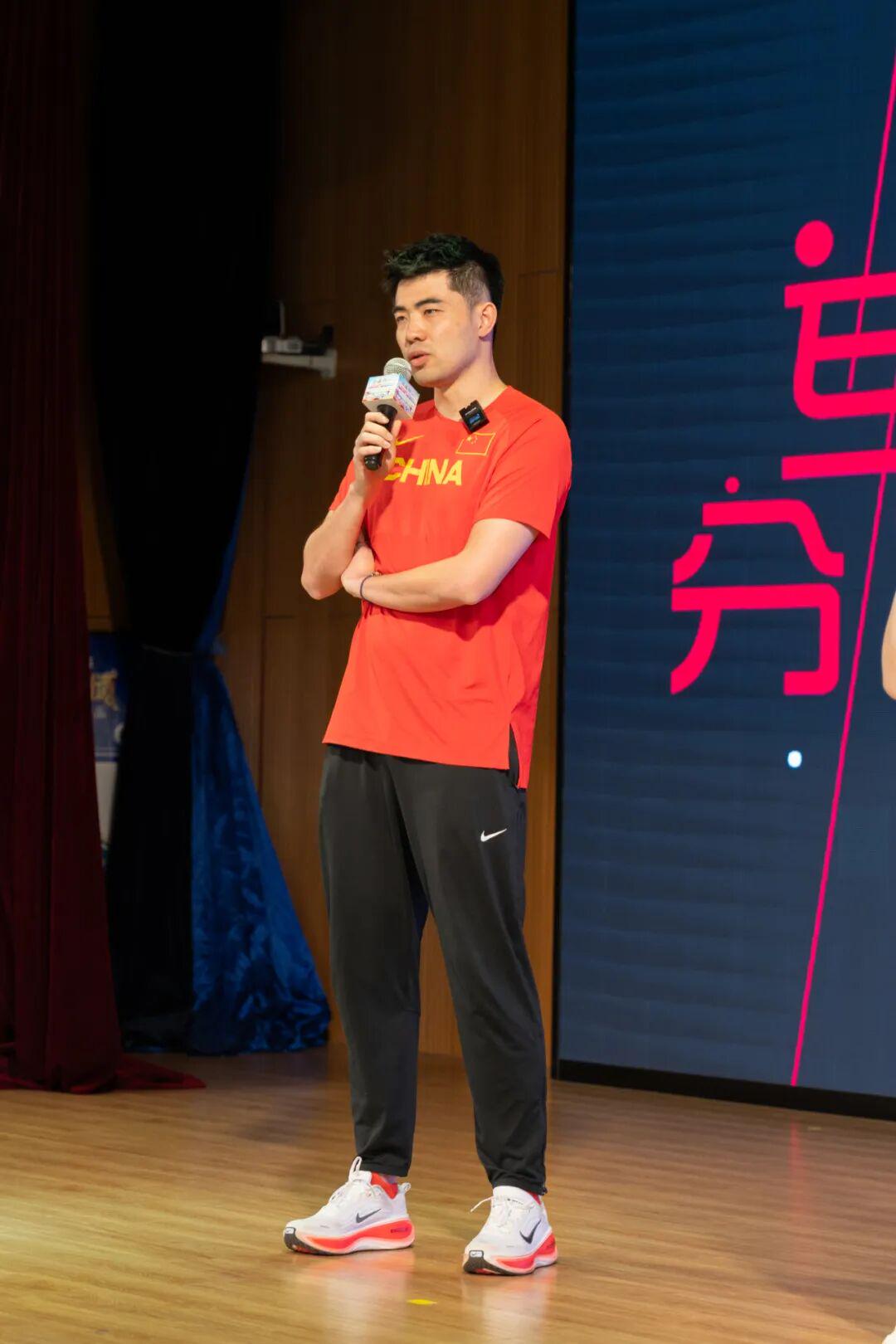 湖人计划送两将 腾空间留里夫斯