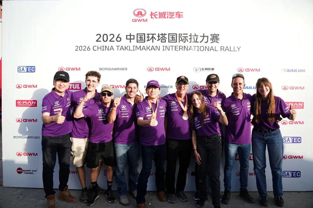 尼克斯队时隔53年NBA再夺冠,中锋罗宾逊晒比赛前酒店抓蛇视频
