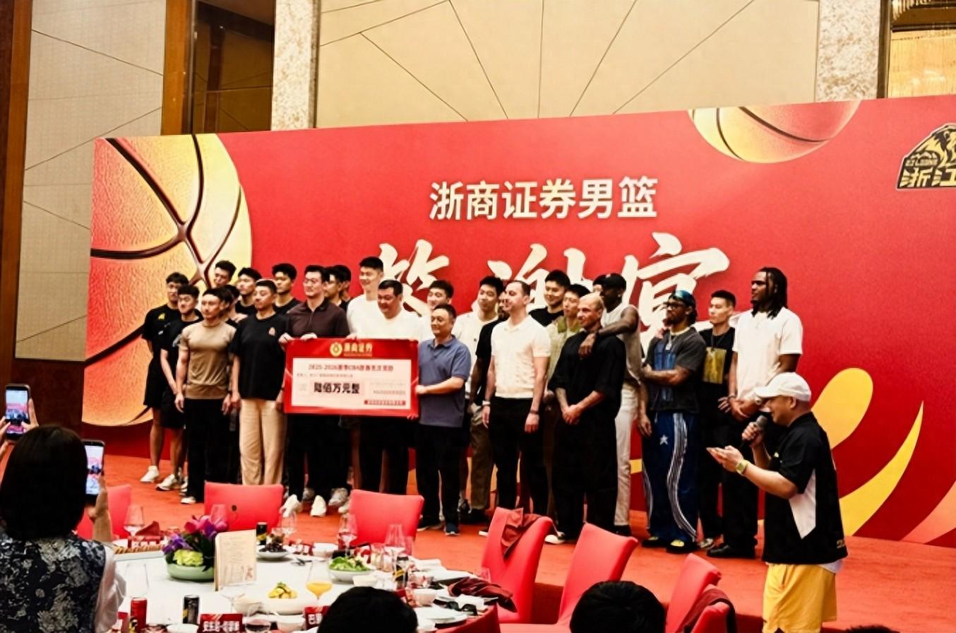 熊猫体育湖人终于开窍!欲3换1引进顶级内线,三巨头成雏形,詹姆斯尴尬