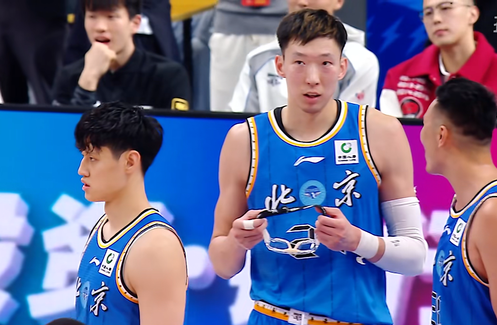 熊猫体育-5年2.41亿！库里0票，弟弟真敢说：FMVP不重要..