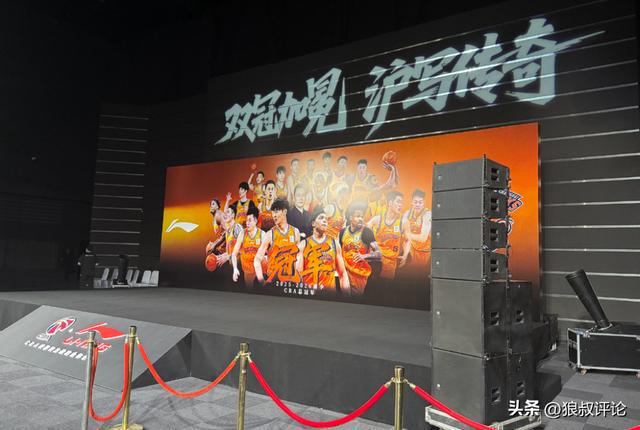 马刺丢冠3将身价暴跌!文班亚马打不了关键球,福克斯打成卧底!