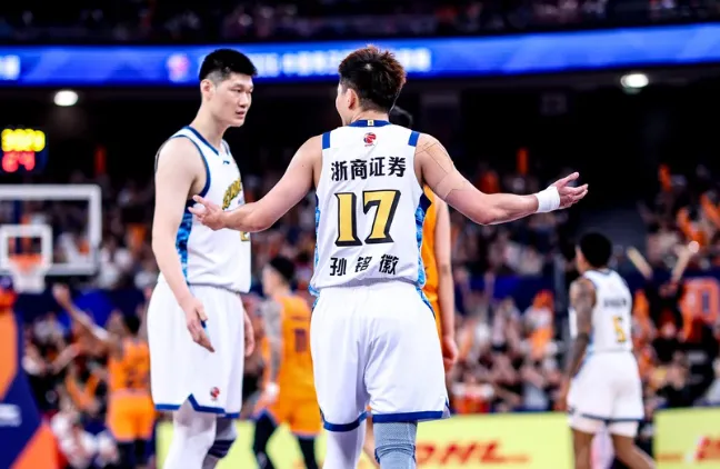 熊猫体育太强了!总决赛场均32.6分,又一名二轮秀拿到FMVP,上一位是他