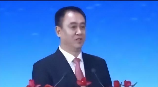 饿了?拉门斯被拍到在比利时替补席啃苹果