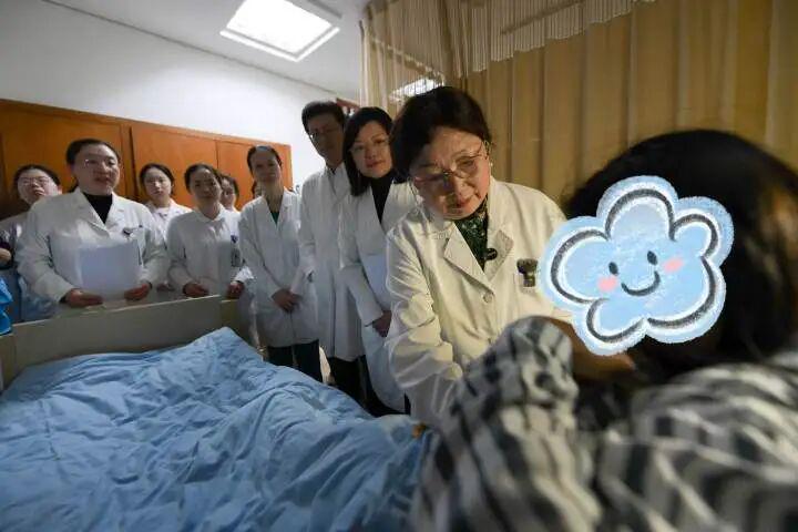 记者:费内巴切仍在和曼城谈阿克转会费,预计700万+150万镑