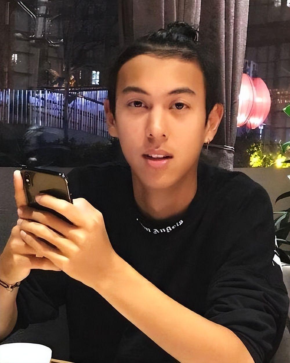 饿了?拉门斯被拍到在比利时替补席啃苹果